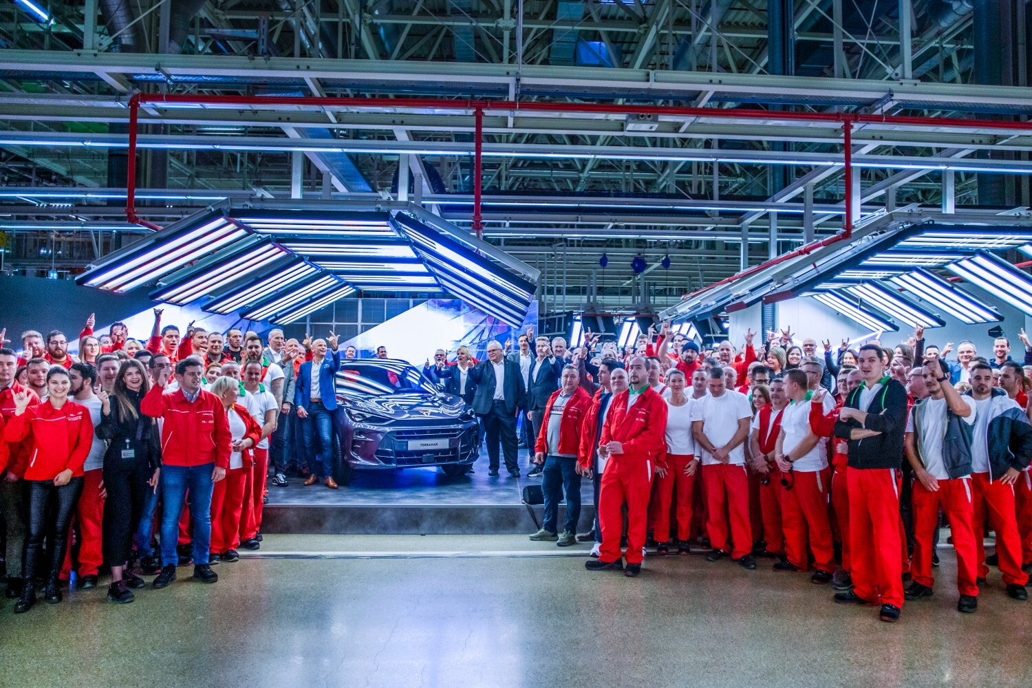 CUPRA dévoile la CUPRA Terramar aux employés d'Audi Hongrie, chargés de sa production