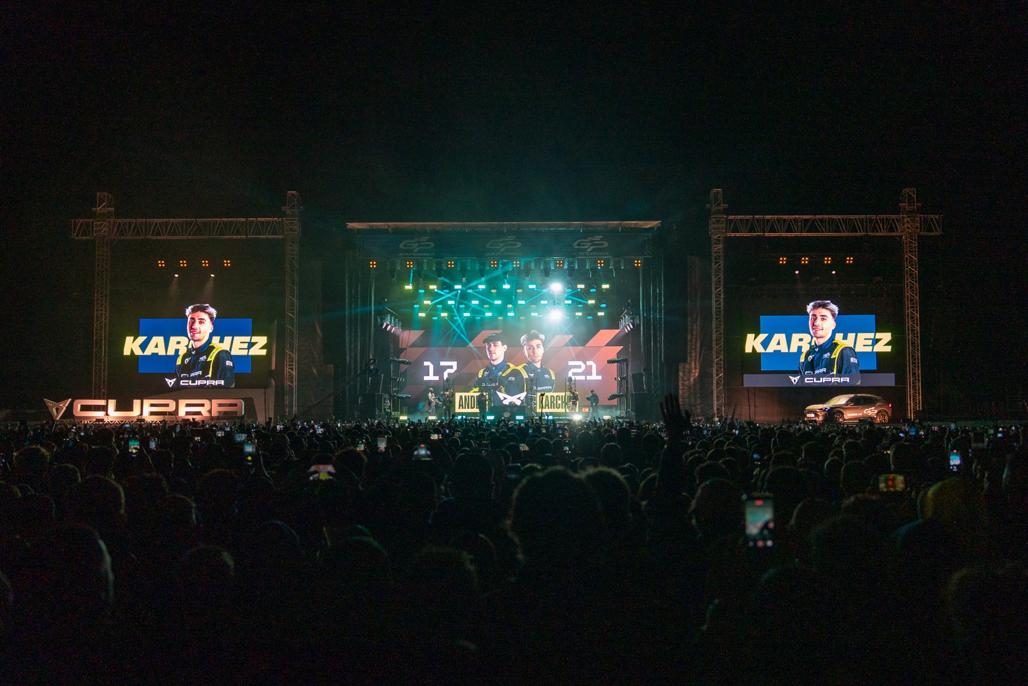 cupra born en train de charger