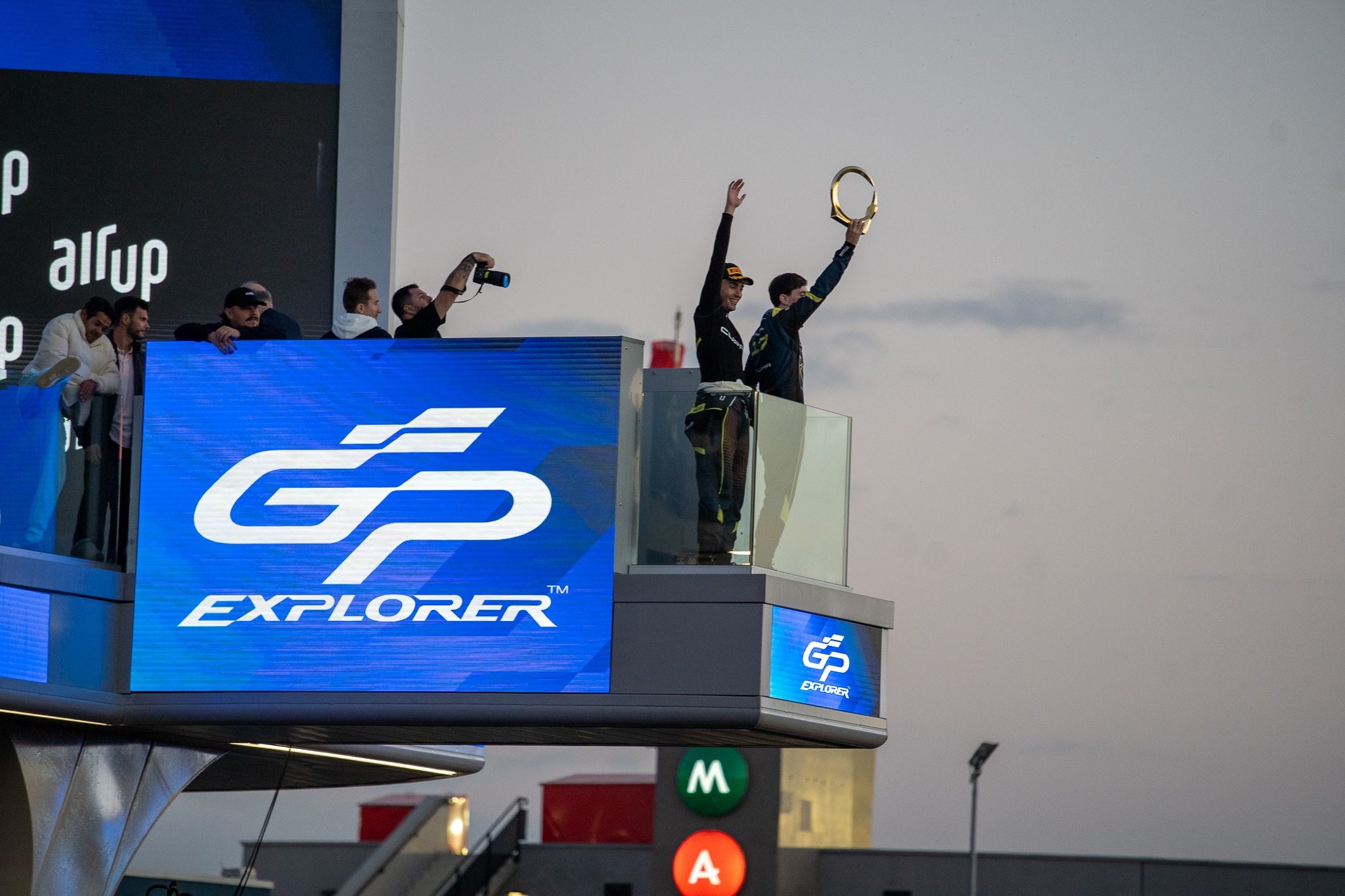 cupra born en train de charger