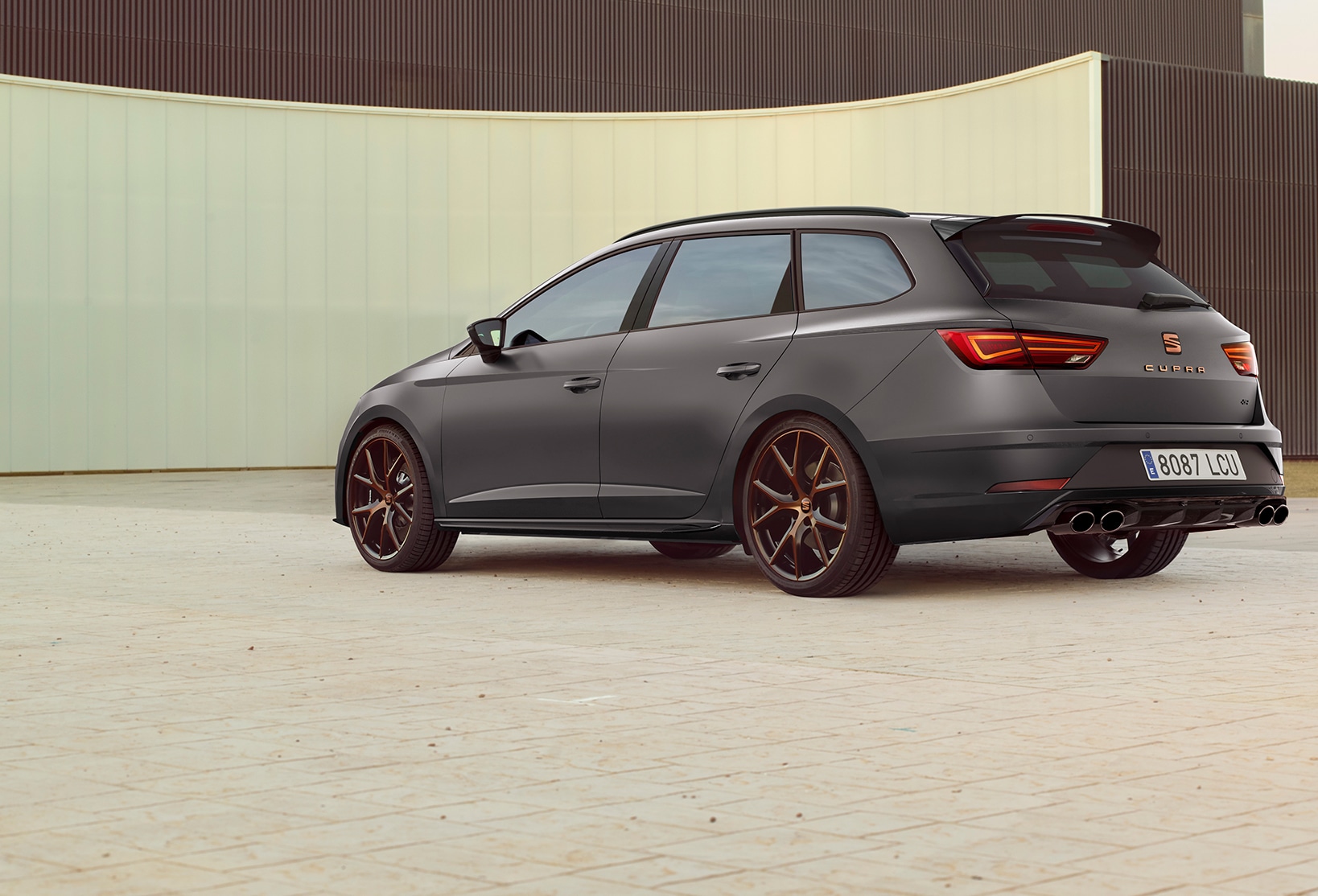 Leon CUPRA R Sportstourer side and rear view