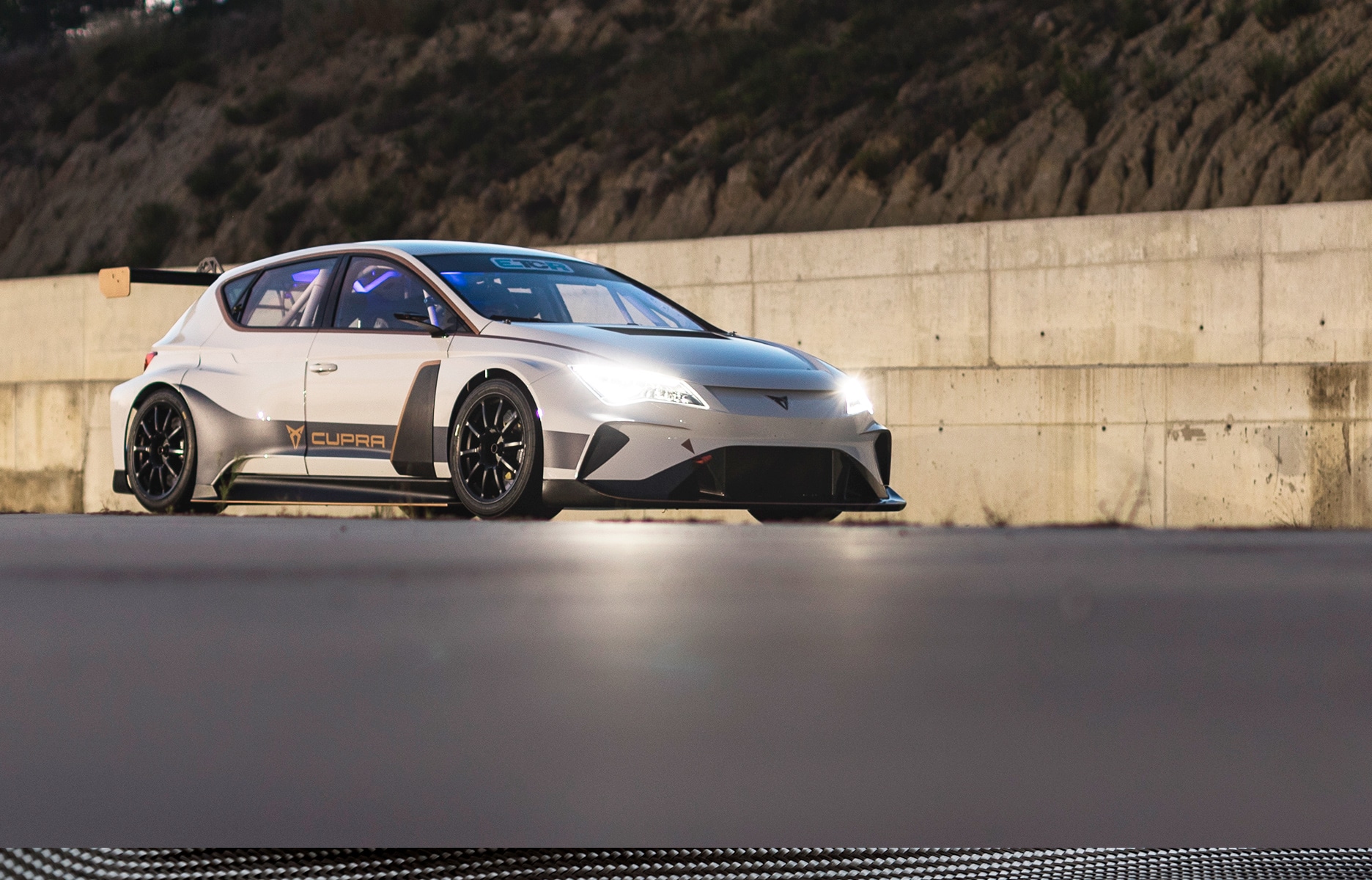 Cupra e-Racer blanc, gris et bronze participe au championnat ETCR