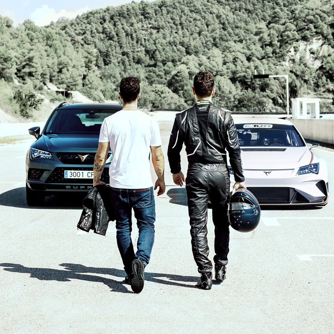 Dovizioso dans la CUPRA Ateca face à Lorenzo dans la CUPRA e-Racer