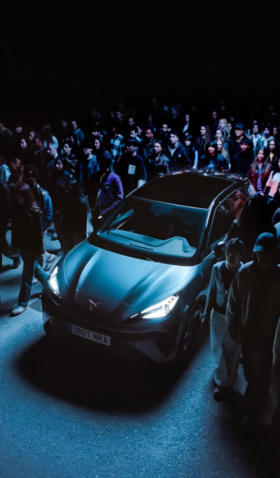 Une vue large de la citadine urbaine électrique CUPRA Raval entourée de personnes.