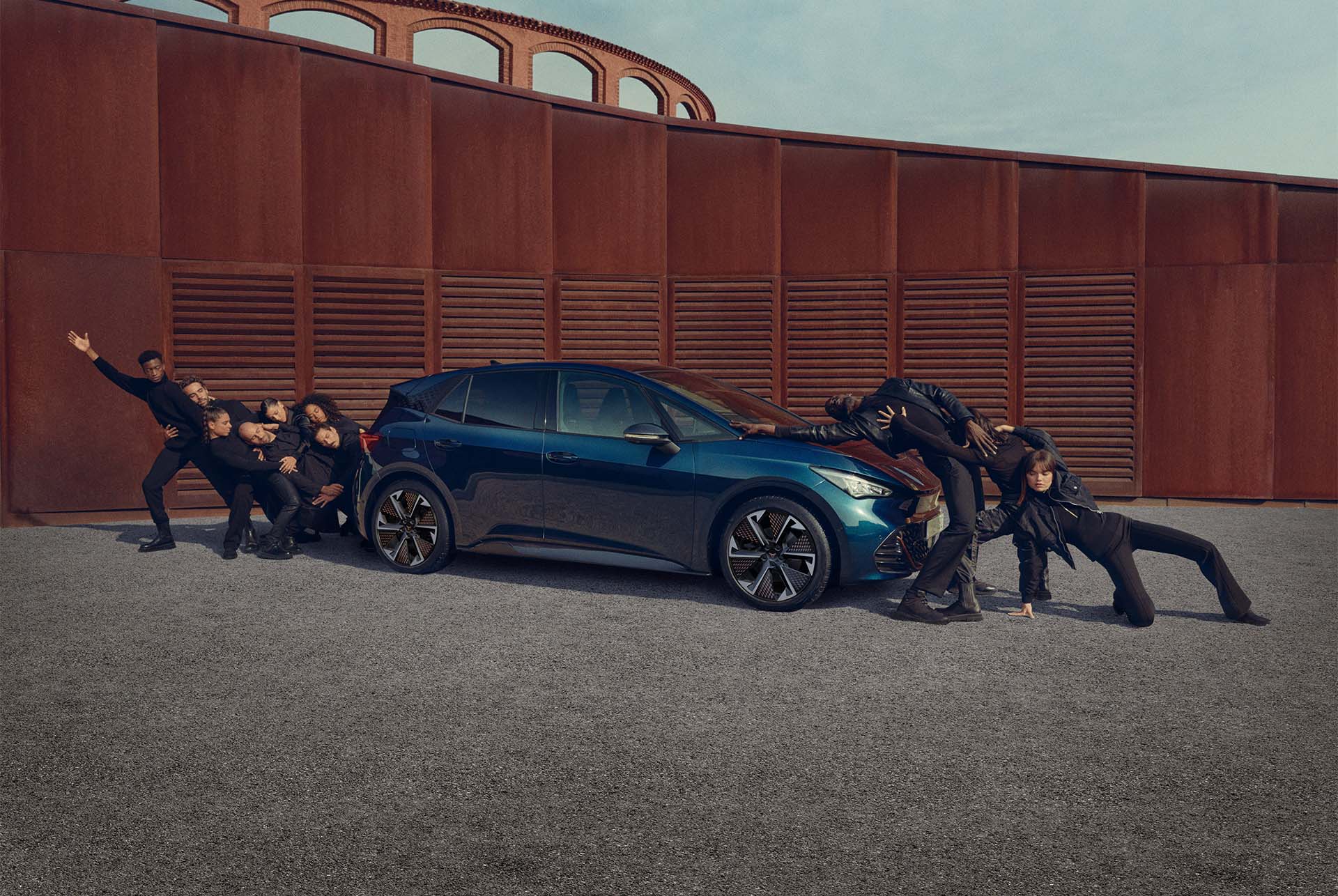 Personnes posant sur la CUPRA Born 2024 Bleu Aurore