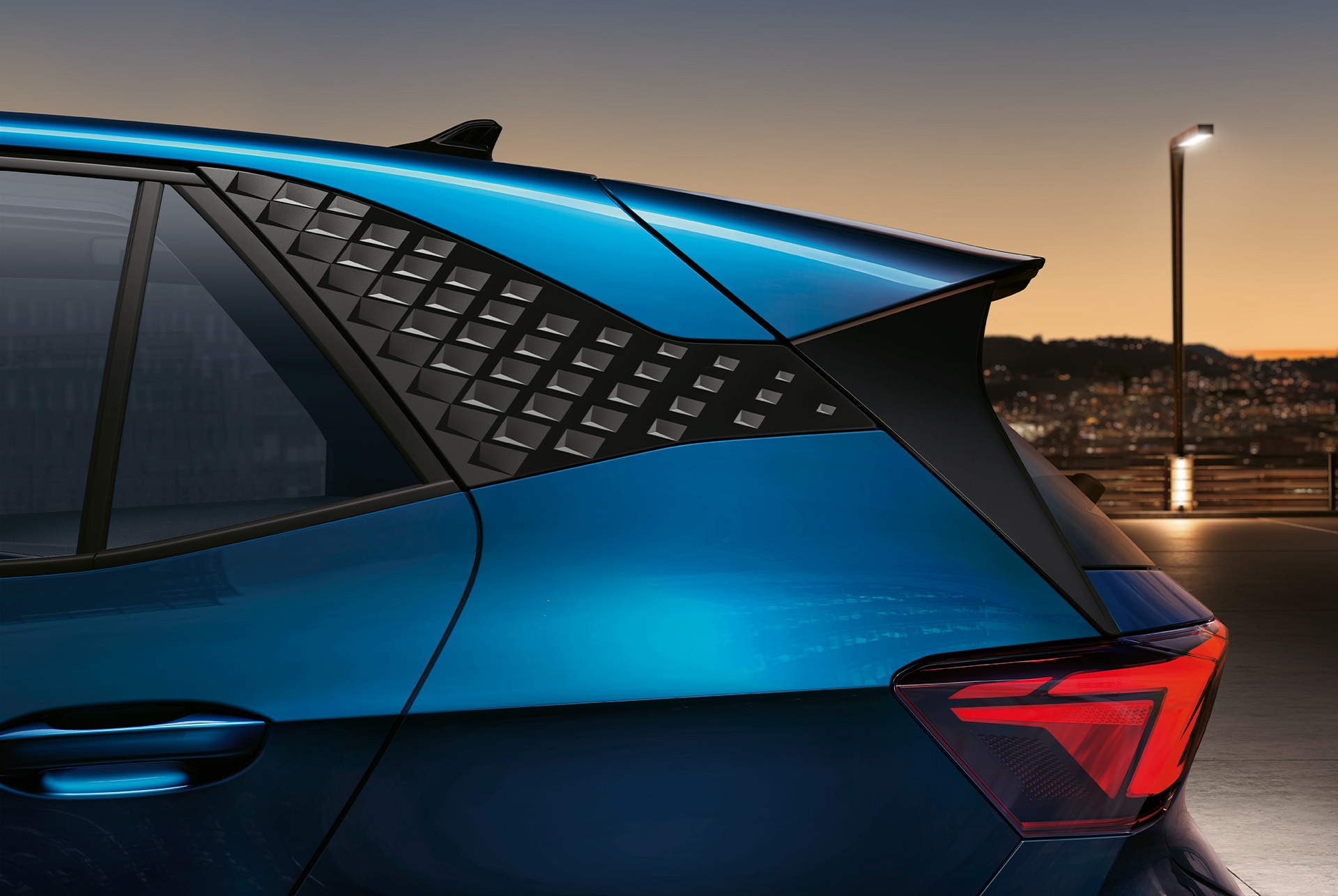 CUPRA Born 2024 Bleu Aurore avec moulages montant C