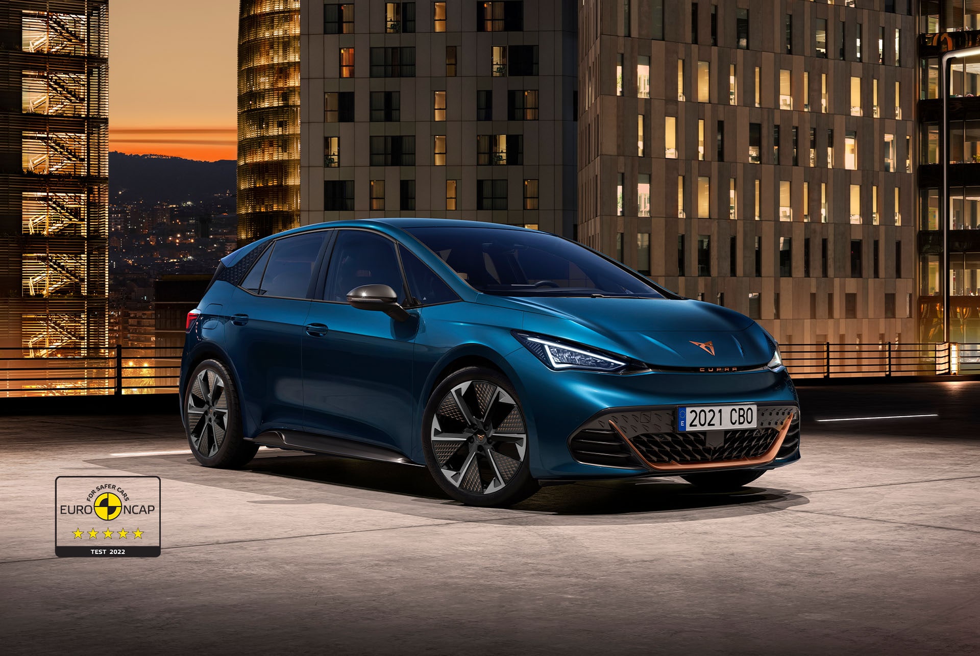 CUPRA Born 2024 Bleu Aurore avec jantes aérodynamiques Blizzard cuivre et noires