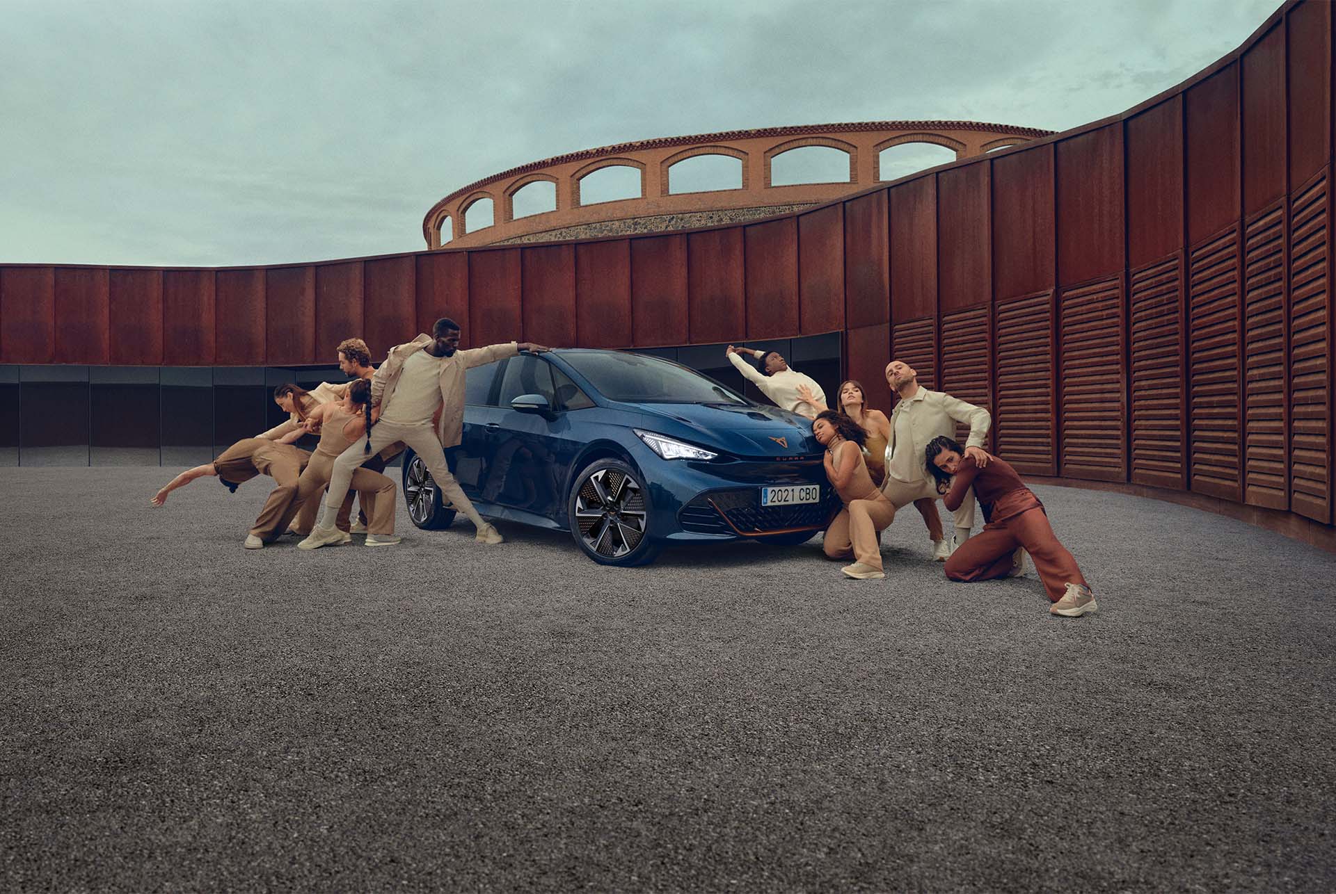 Personnes posant autour de la CUPRA Born 2024 en bleu aurore  