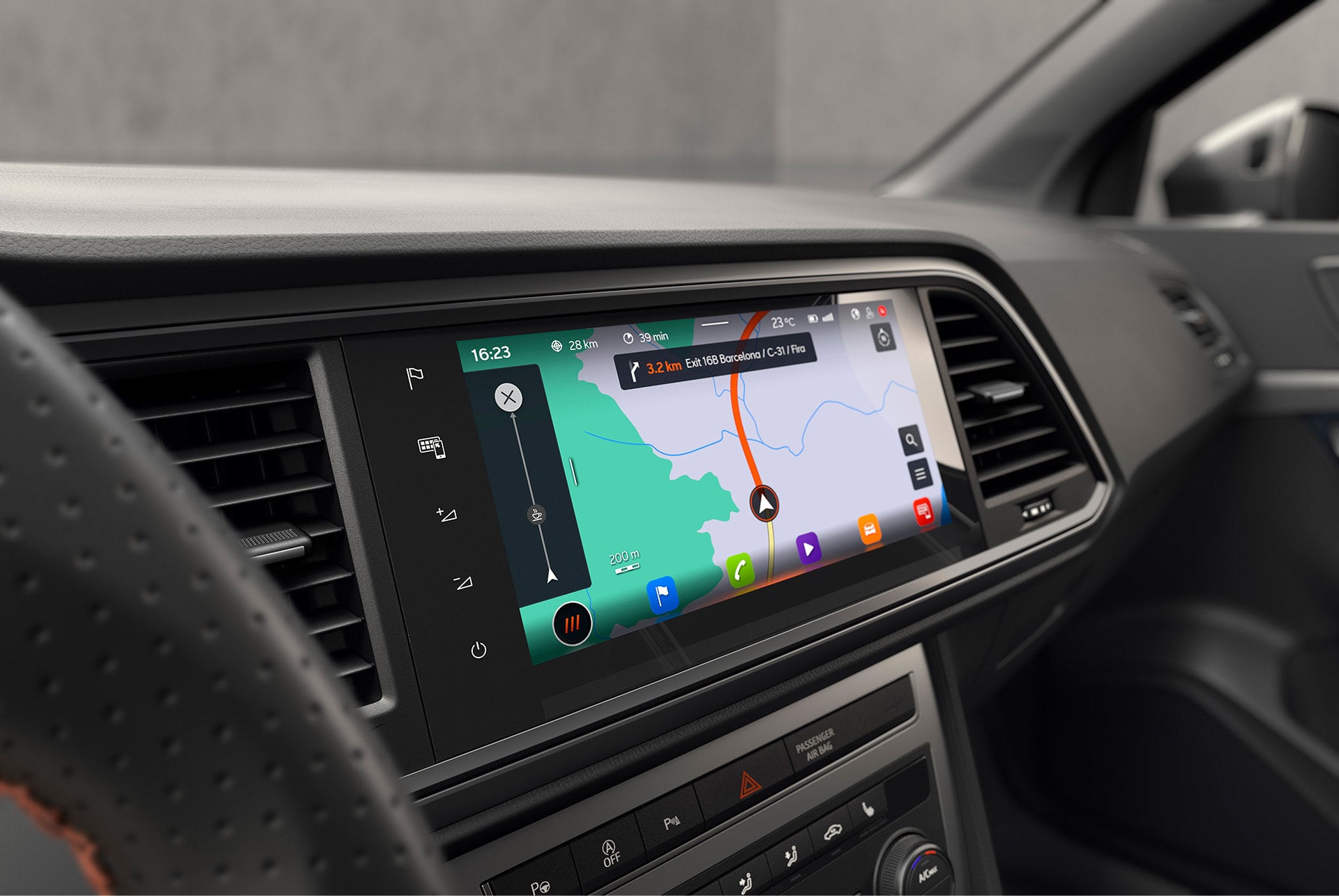Gros plan sur le système de Navigation 9,2" de la CUPRA Ateca qui présente une navigation entièrement en ligne avec une cartographie claire et détaillée pour un guidage routier précis. 