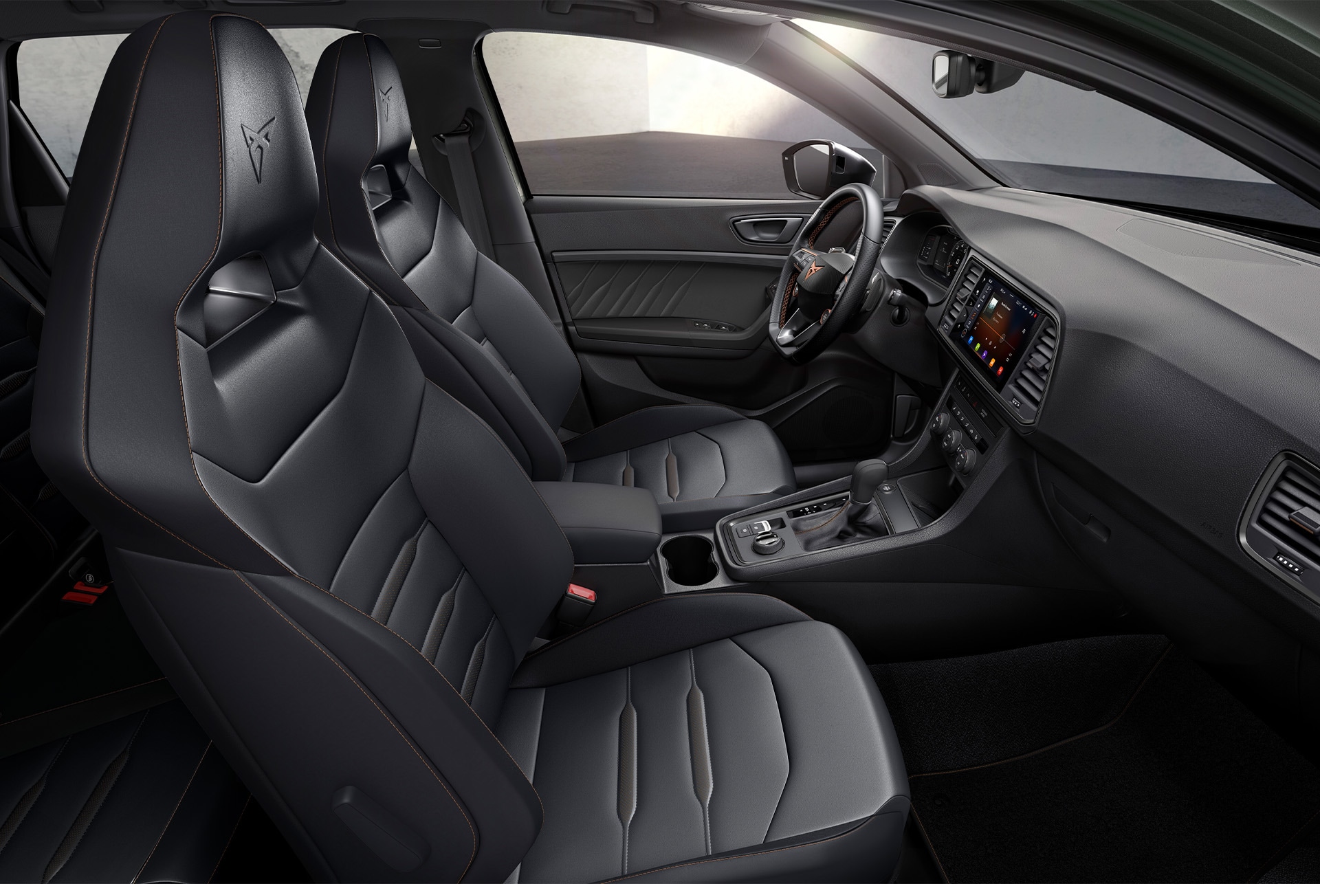 Vue intérieure de la CUPRA Ateca avec des sièges baquets sportifs en cuir Noir véritable offrant un aspect poli et sophistiqué pour améliorer votre expérience de conduite.