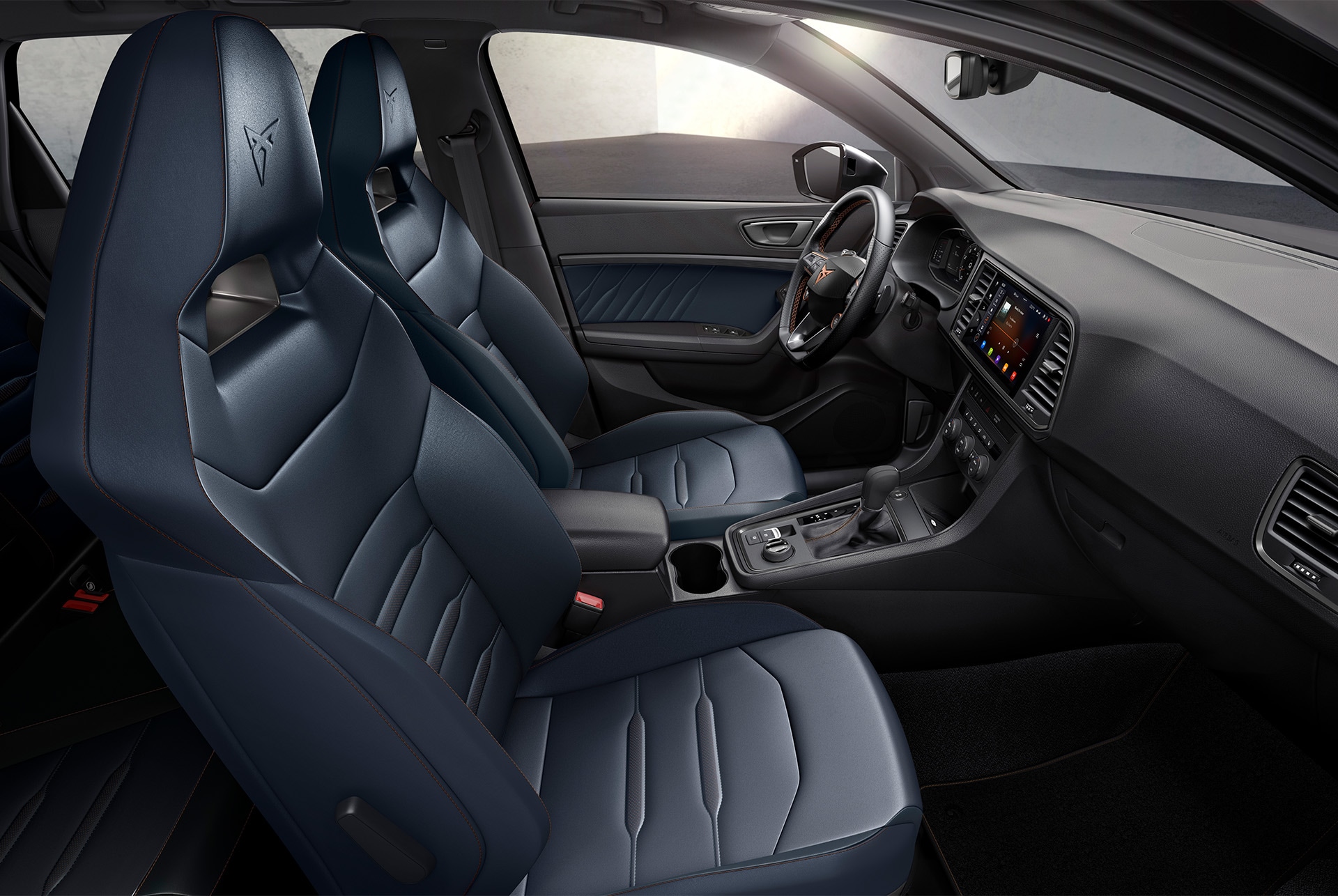 Vue intérieure de la CUPRA Ateca avec des sièges baquets en cuir Nappa Bleu Pétrole dotés de surpiqûres cuivre exclusives et de tissus novateurs. 