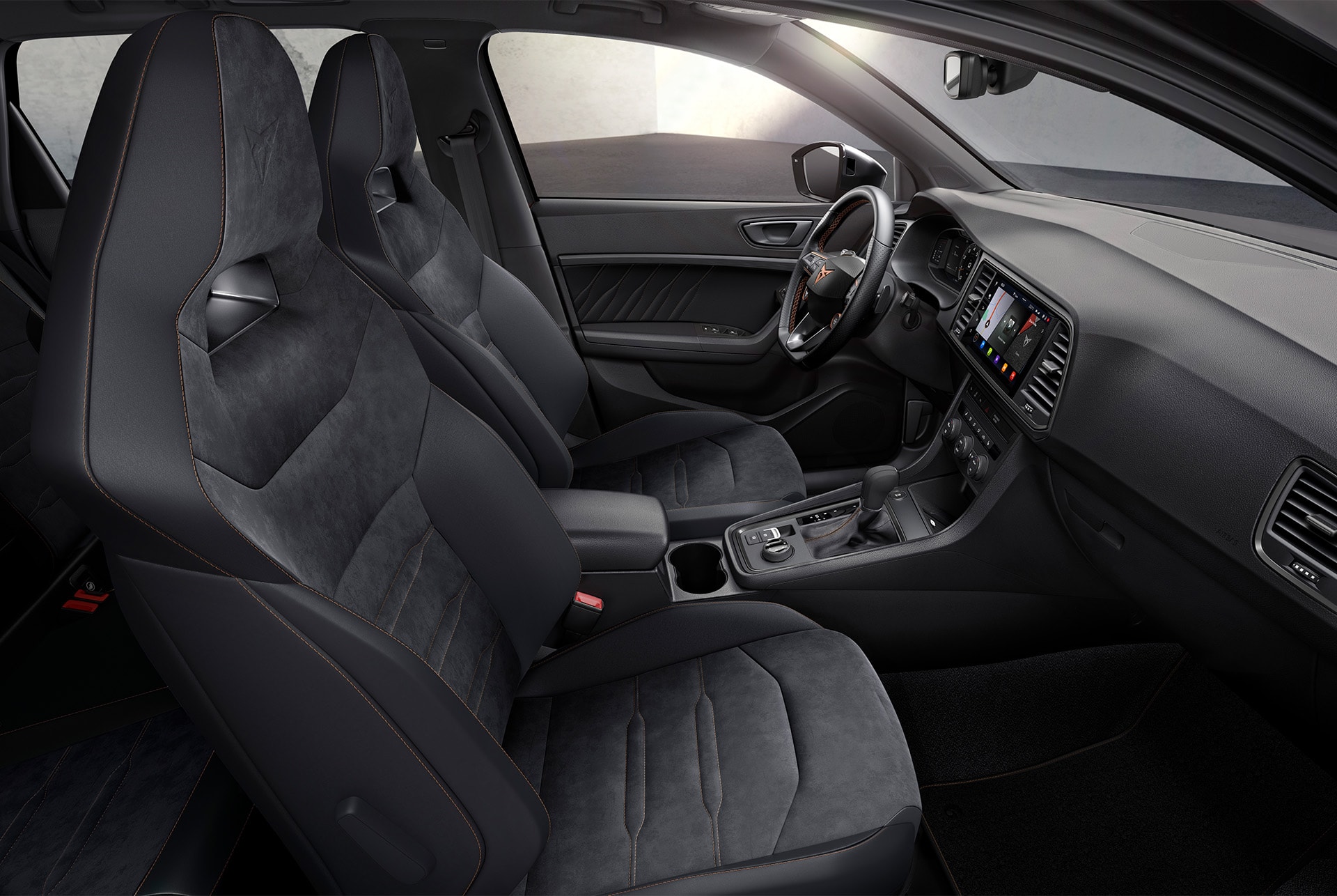 Vue intérieure de la CUPRA Ateca Édition Tribe, là où l’esprit de la tribu rencontre un design exclusif, offrant une expérience de conduite haut de gamme.