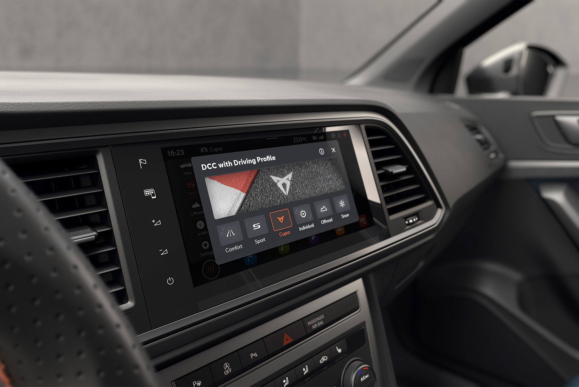 L’écran du tableau de bord de la CUPRA Ateca affiche le DCC (réglage adaptatif du châssis) avec les paramètres du profil de conduite. Le mode CUPRA permet d’exploiter au maximum les pleines performances du véhicule.