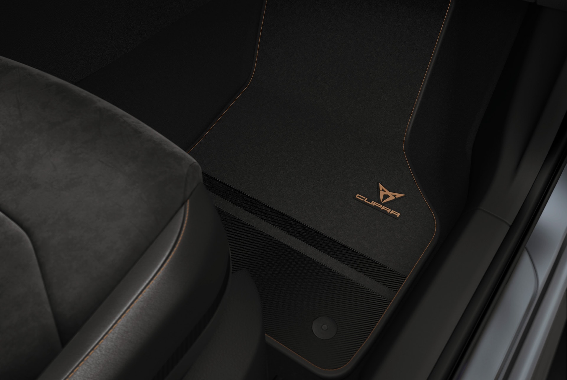 La CUPRA Ateca est équipée d’un tapis de sol en fibre de carbone de marque premium offrant une protection supplémentaire au plancher de la voiture avec un style sans compromis.