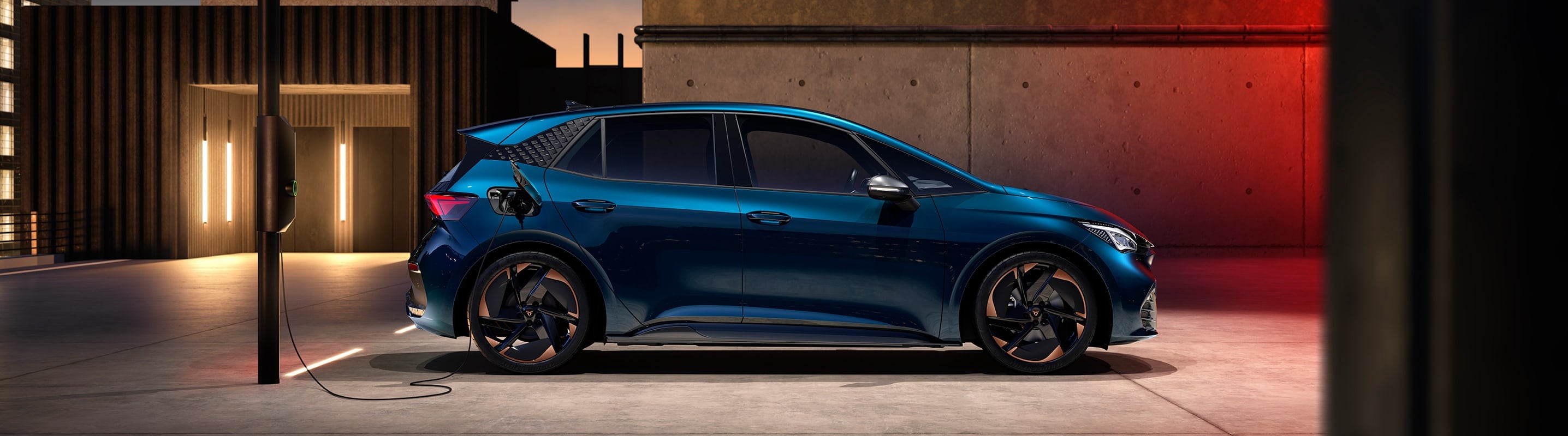 La nouvelle CUPRA Born couleur Bleu Aurore a une station de charge