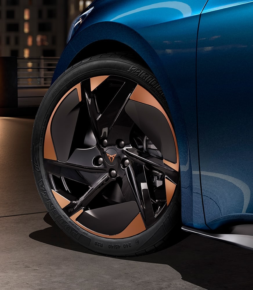 CUPRA%20 Born%20aurora%20Blue%20CColour%20With%2020%22%20Blizzard%20aero%20Whele