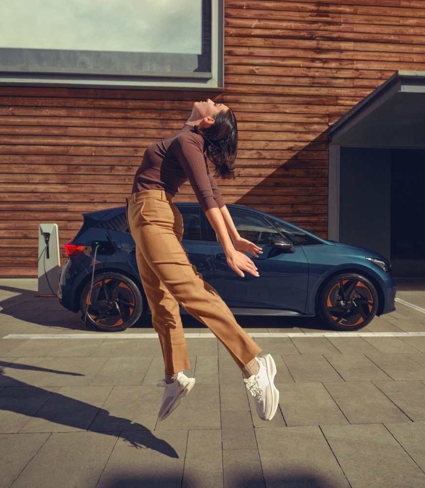 CUPRA%20Born%20en%20charge%20couleur%20Bleu%20Aurore
