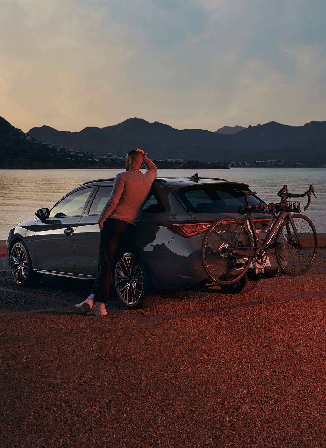 CUPRA Leon SP avec un porte-vélo à support d'attelage