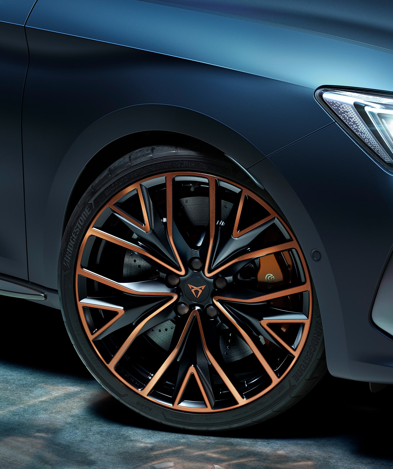 nouvelle cupra leon vz cup cinq portes voiture compacte essence avec sièges baquets cup en cuir bleu pétrole