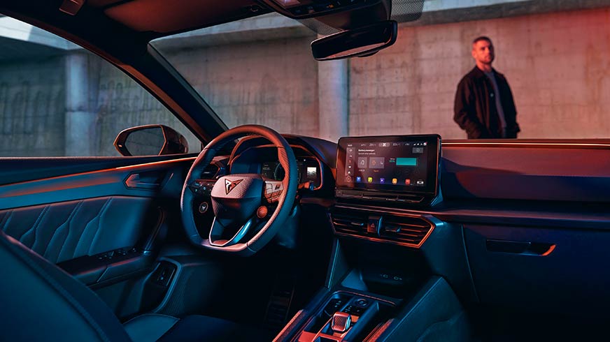 nouvelle CUPRA Leon Sportstourer e-hybrid Voiture de sport familiale en gris graphène Vue rapprochée de la prise de recharge pour une conduite sans émissions