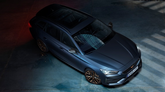 nouvelle cupra leon sportstourer vz cup e-hybrid voiture de sport familiale couleur bleu pétrole mat