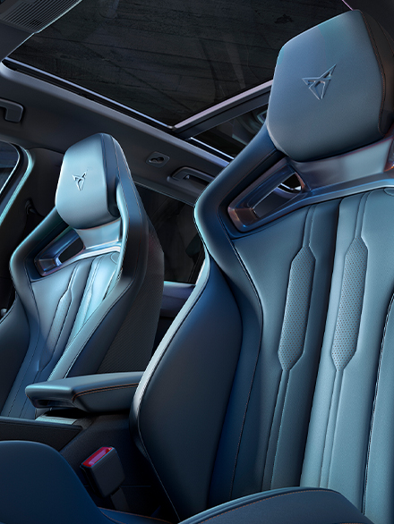 nouvelle cupra leon sportstourer vz cup e-hybrid voiture sport familiale avec sièges baquets cup en bleu pétrole