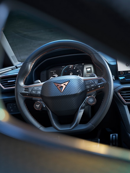 nouvelle cupra leon sportstourer vz cu e-hybrid voiture sport familiale avec volant et boutons satellites