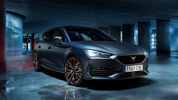 nouvelle cupra leon vz cup cinq portes voiture compacte sport essence peinture Bleu Pétrole mat