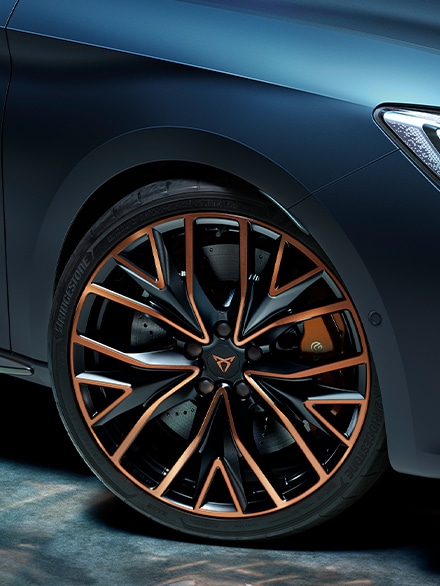 nouvelle cupra leon vz cup cinq portes voiture compacte sport essence avec jantes en alliage 19 black et copper