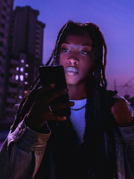 Femme connectée à l'application My CUPRA sur son smartphone