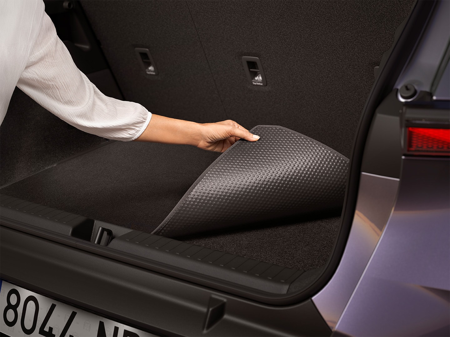 Zoom sur le coffre de la CUPRA Raval, où l’on peut voir un tapis de coffre provenant de la gamme d’accessoires de protection, spécialement conçu pour ce modèle.