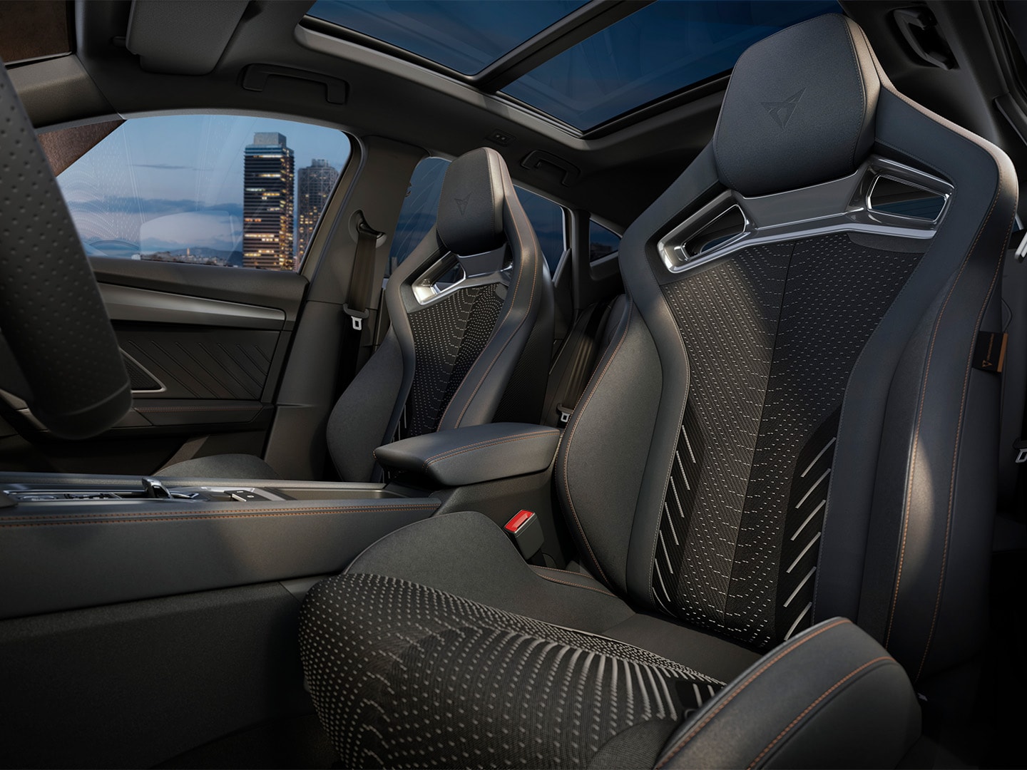 Design intérieur Extreme, poste de pilotage et espace conducteur, freins performants, sièges-baquets CUP et moulures intérieures en dark chrome du CUPRA Formentor 2025. Comprend les améliorations Intelligent Drive et Pure Performance et Immersive by Sennheiser™.