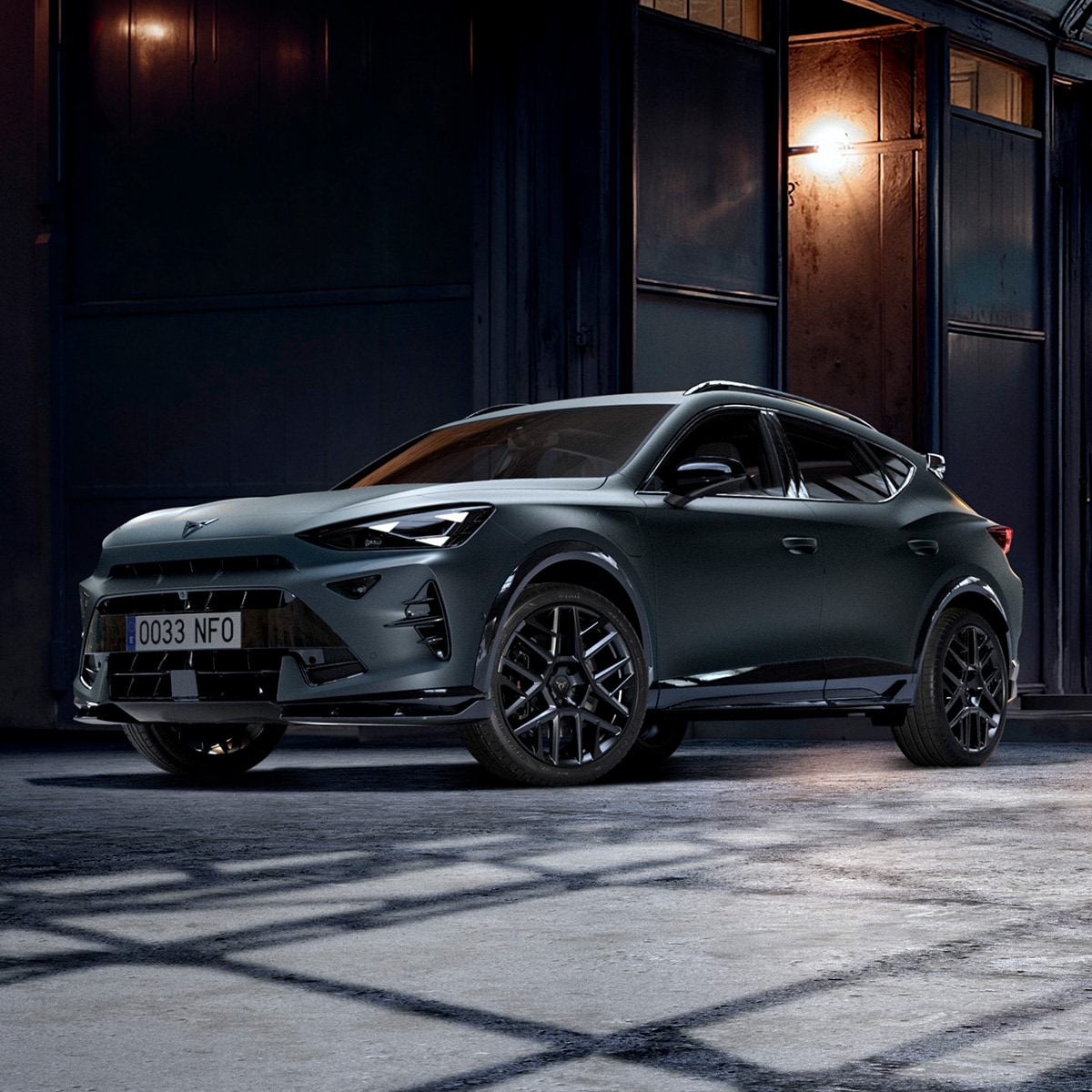 Vue de profil en contre-plongée du CUPRA Formentor, mettant en valeur les éléments de design aérodynamiques du pack Custom.