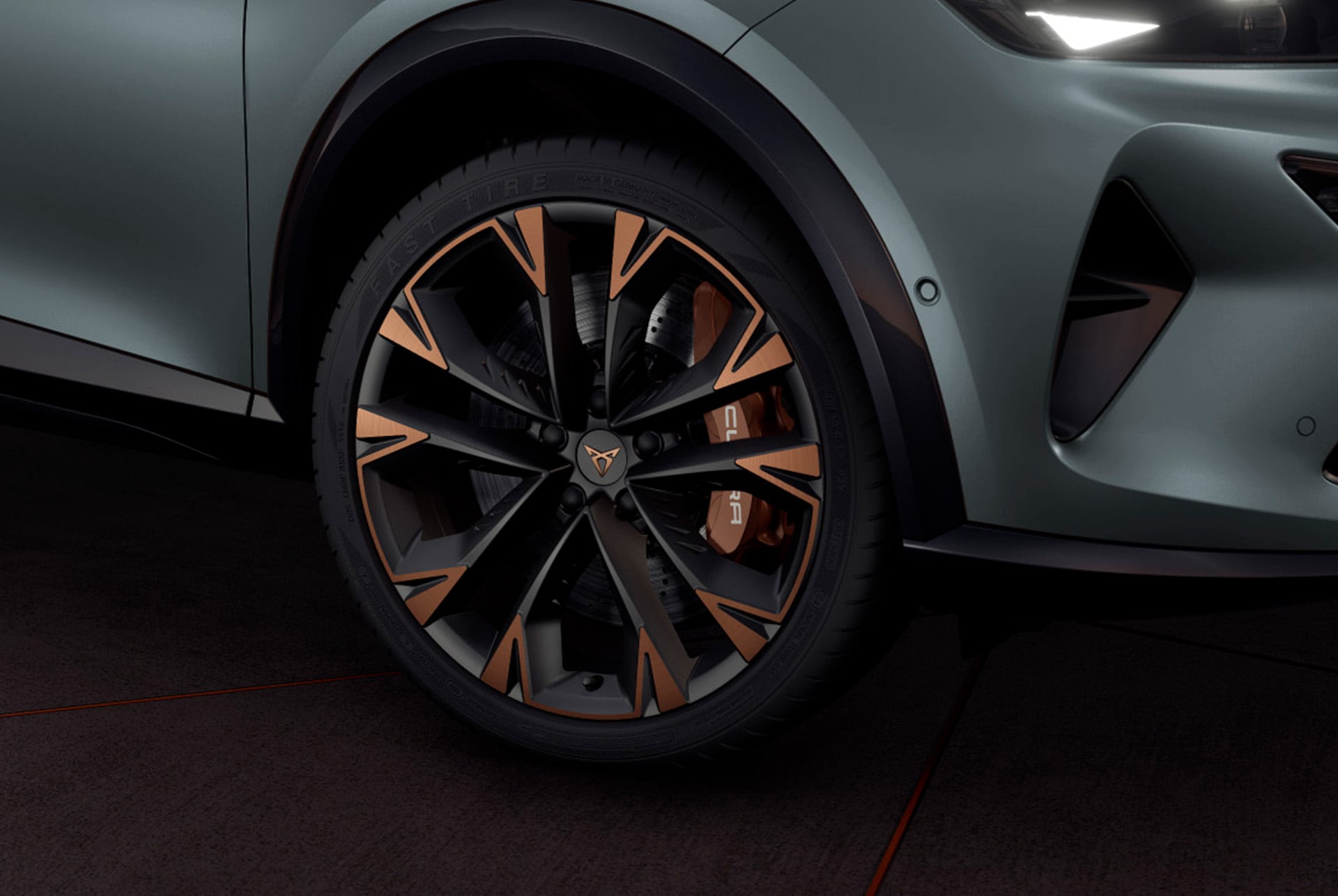 Vue extérieure du CUPRA Formentor 2025 : jantes aux accents cuivrés, freins Akebono, rétroviseur extérieur, pneus, phares LED avec signature lumineuse caractéristique et logo CUPRA.