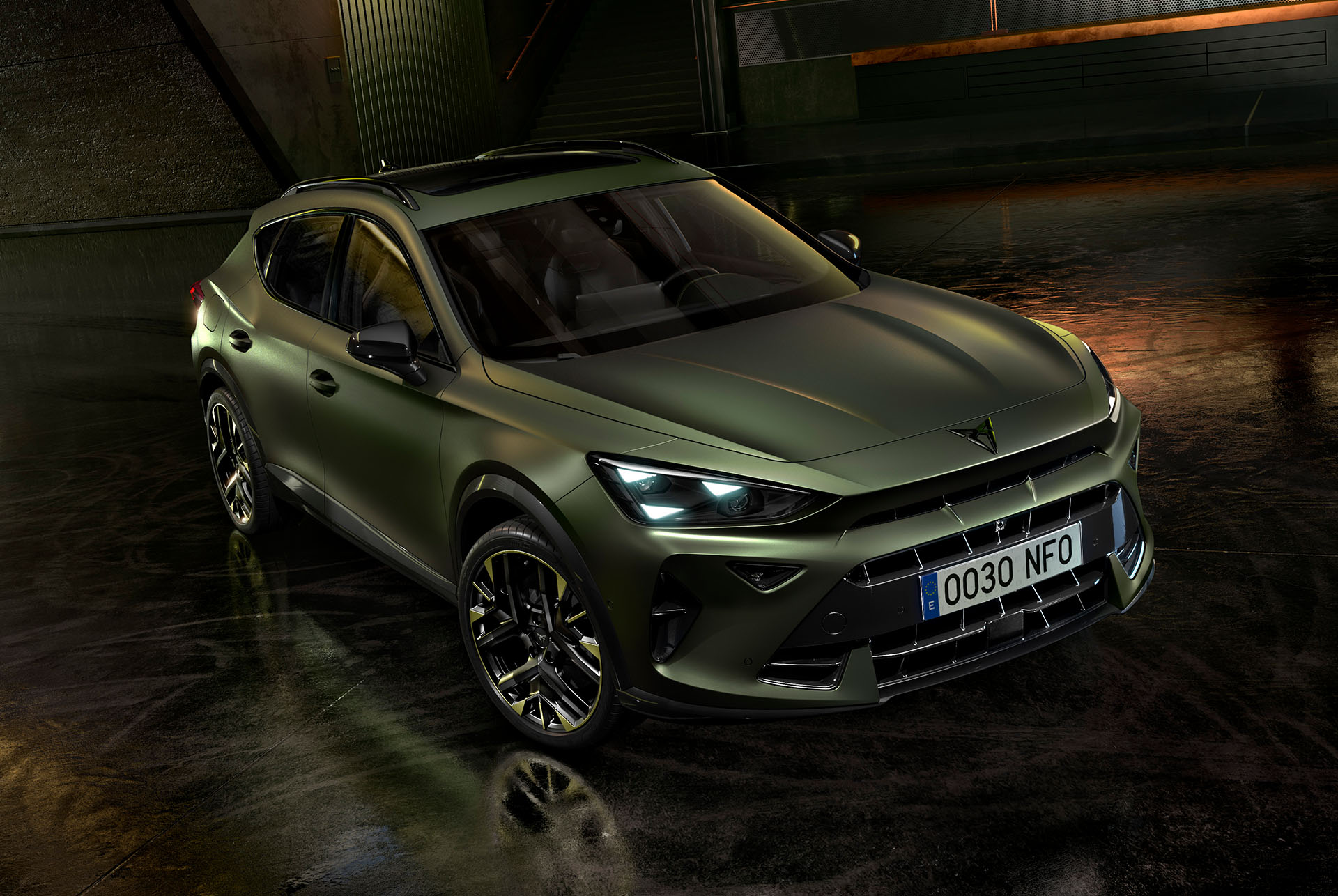 Formentor Tribe Edition stationnée dans un décor de parking industriel, mettant en valeur sa teinte Vert Manganèse Mat