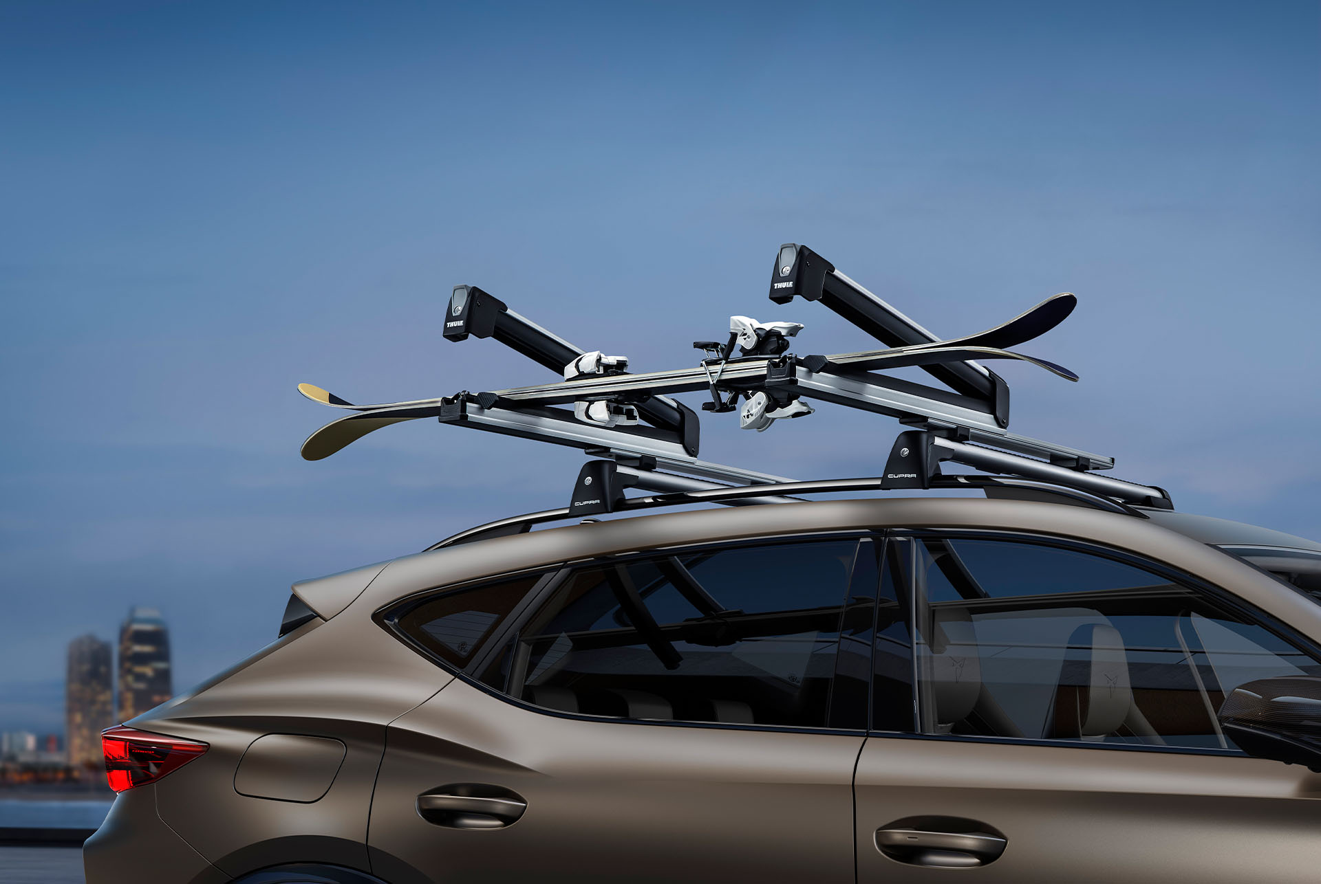 Nouveau CUPRA Formentor 2024 en Bronze Century avec porte-skis Thule Extender.
