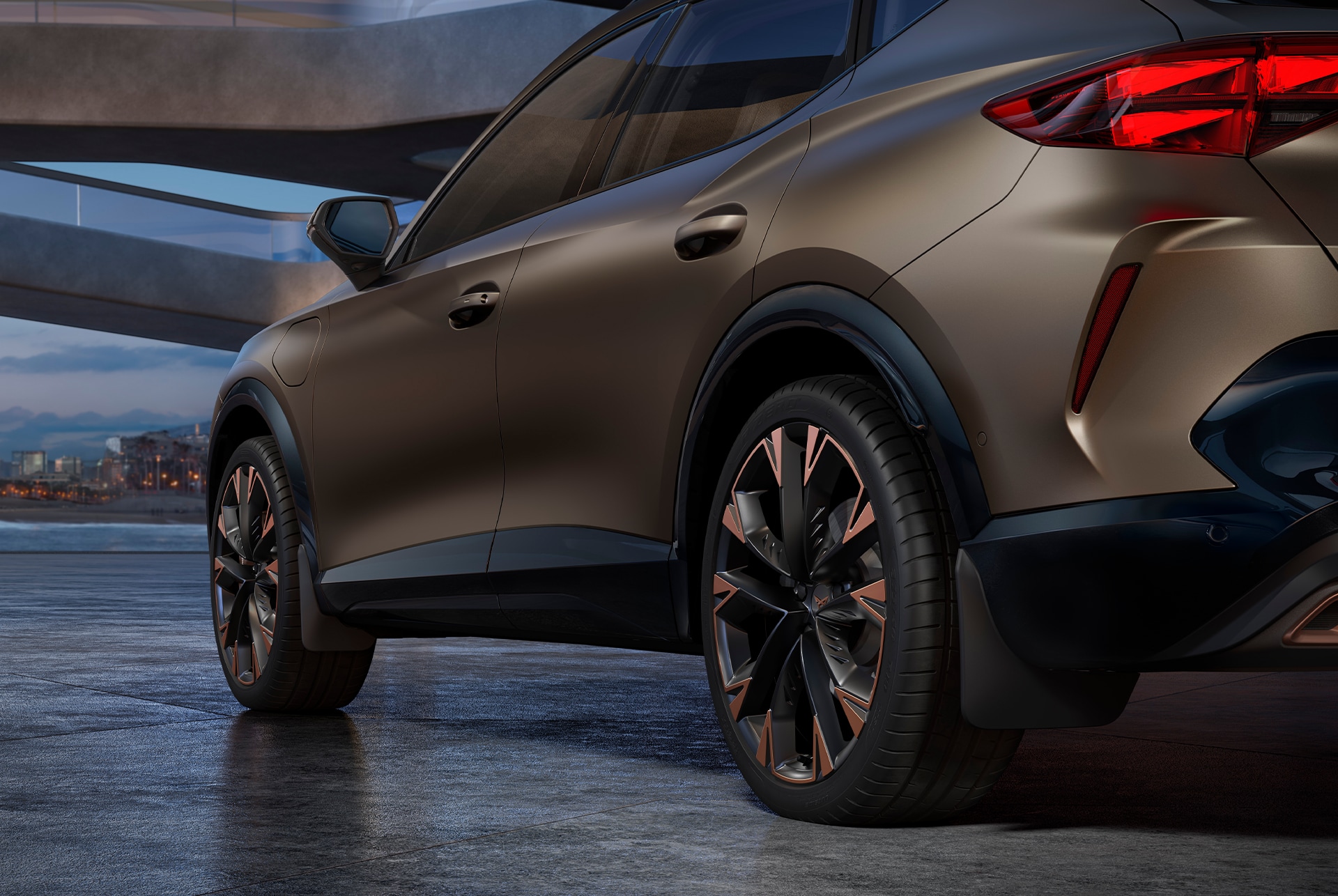 Vue arrière rapprochée de la CUPRA Formentor mettant en valeur le design des jantes et, surtout, les pare-boue avant et arrière — conçus pour protéger votre véhicule de la saleté.