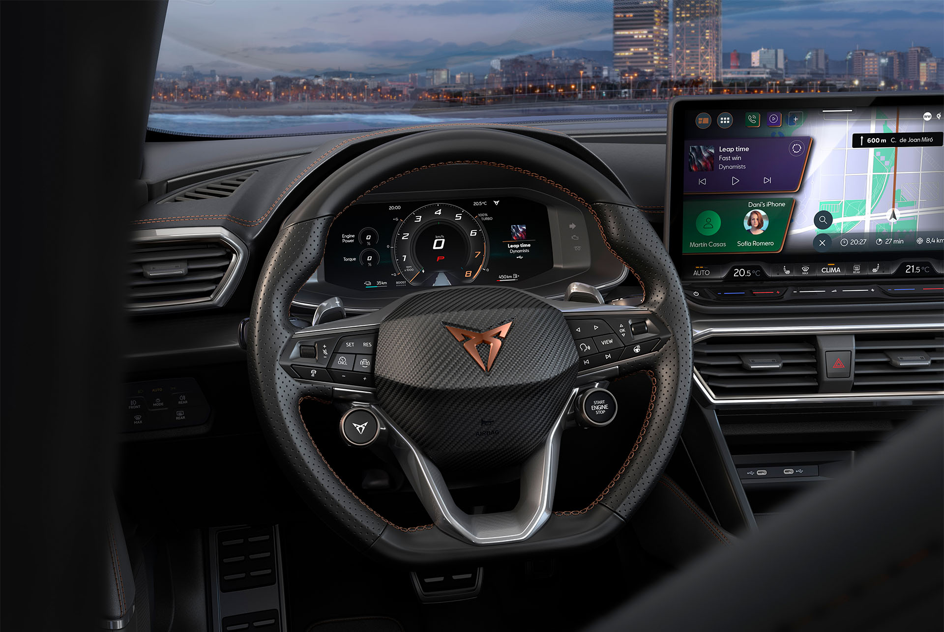 Volant CUPRA avec logo, surpiqûres cuivrées, touches satellites et chauffage intégré. Barcelone à l’horizon et écran d’infotainment.
