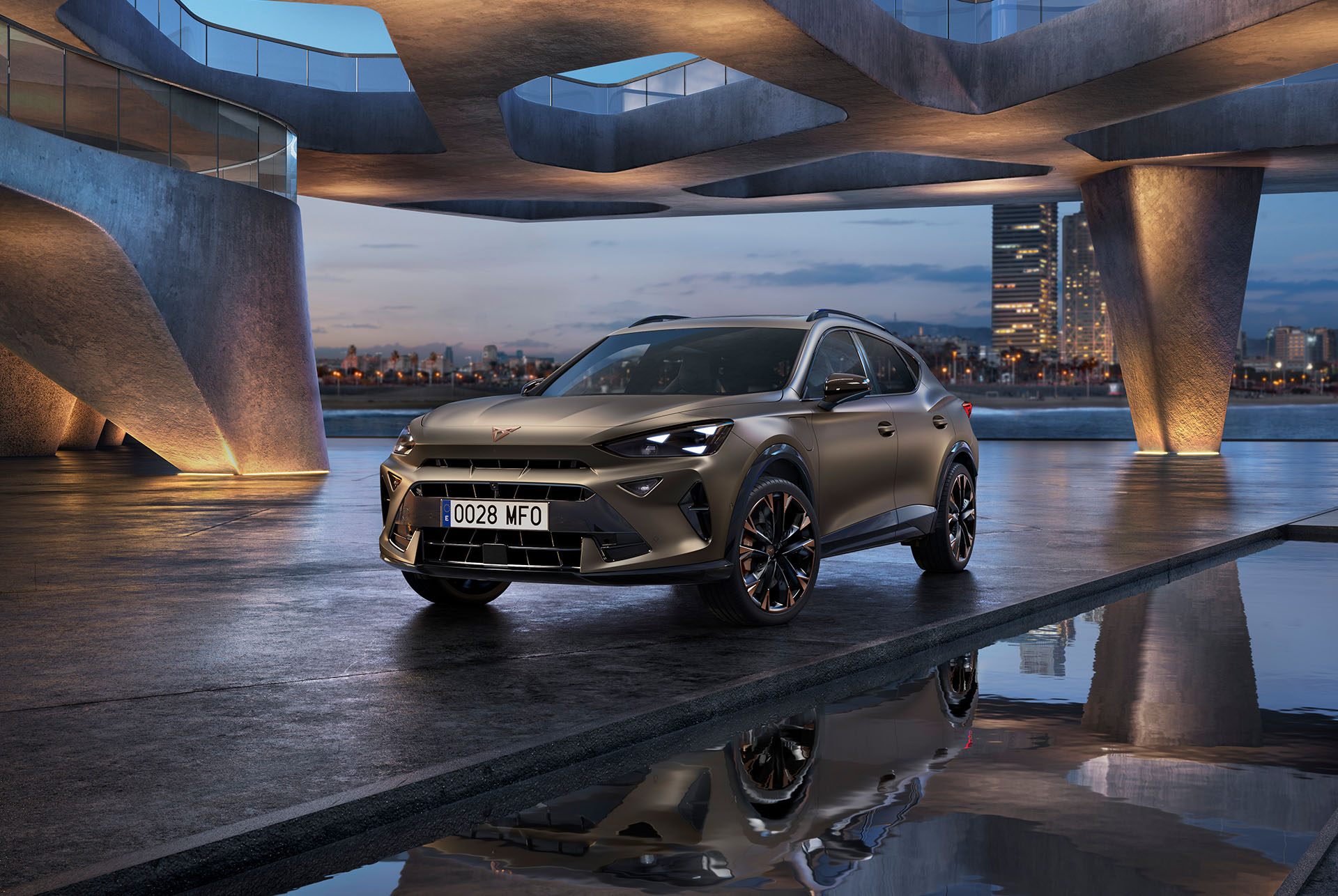 Le nouveau CUPRA Formentor 2024 Century bronze mat garé au bord de l'eau devant un arrière-plan urbain.