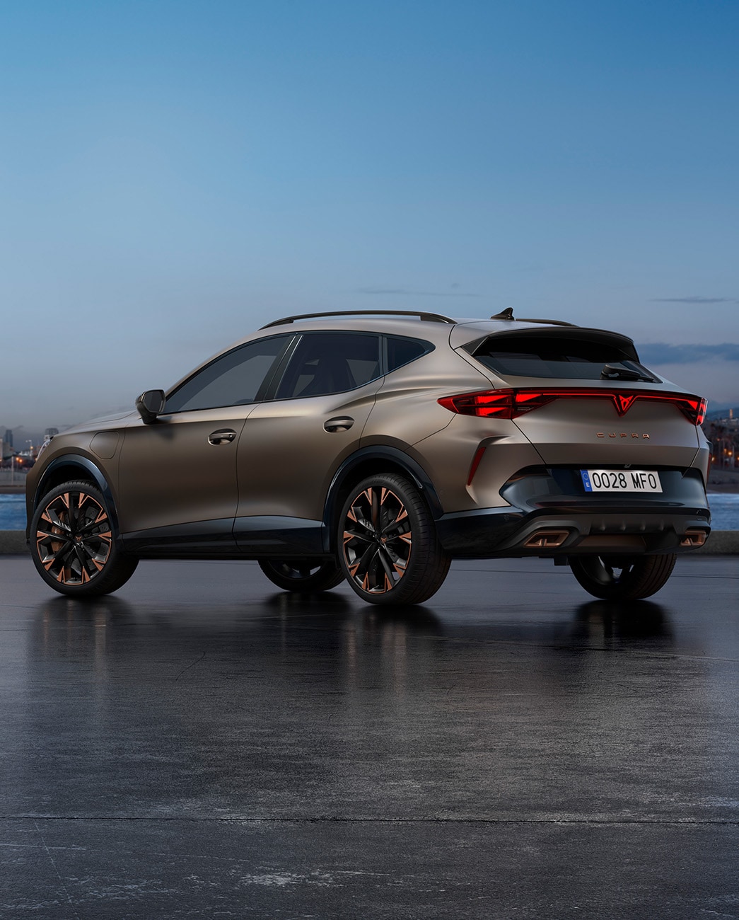 Le nouveau CUV CUPRA Formentor 2024 en Bronze Century mat garé sur la promenade du front de mer au crépuscule. L’arrière-plan est un paysage urbain avec des gratte-ciel et des palmiers illuminés par la lumière déclinante du jour.