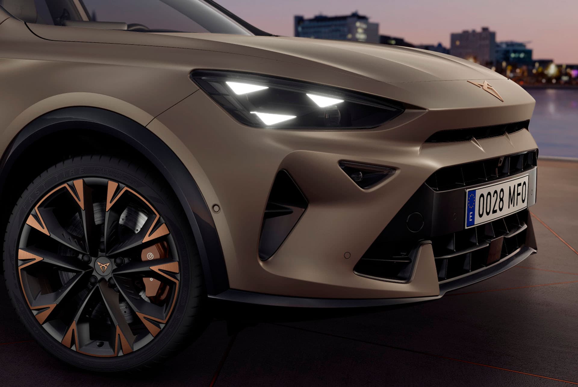 Nouveau CUPRA Formentor 2024 en Bronze Century mat, jantes aux accents cuivrés, phares Matrix LED CUPRA pure performance, phares avec la signature distinctive triangulaire CUPRA.