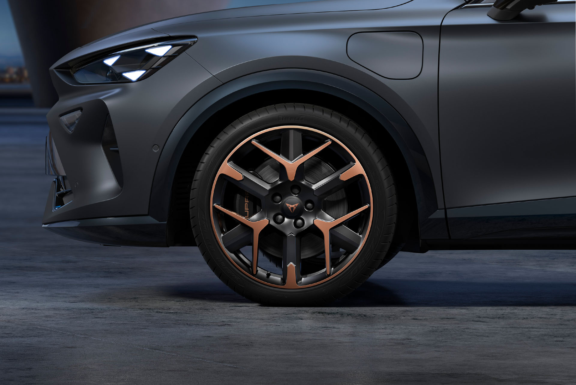 Vue frontale gauche des jantes forgées en cuivre et en noir, des pneus et des phares signature de CUPRA.