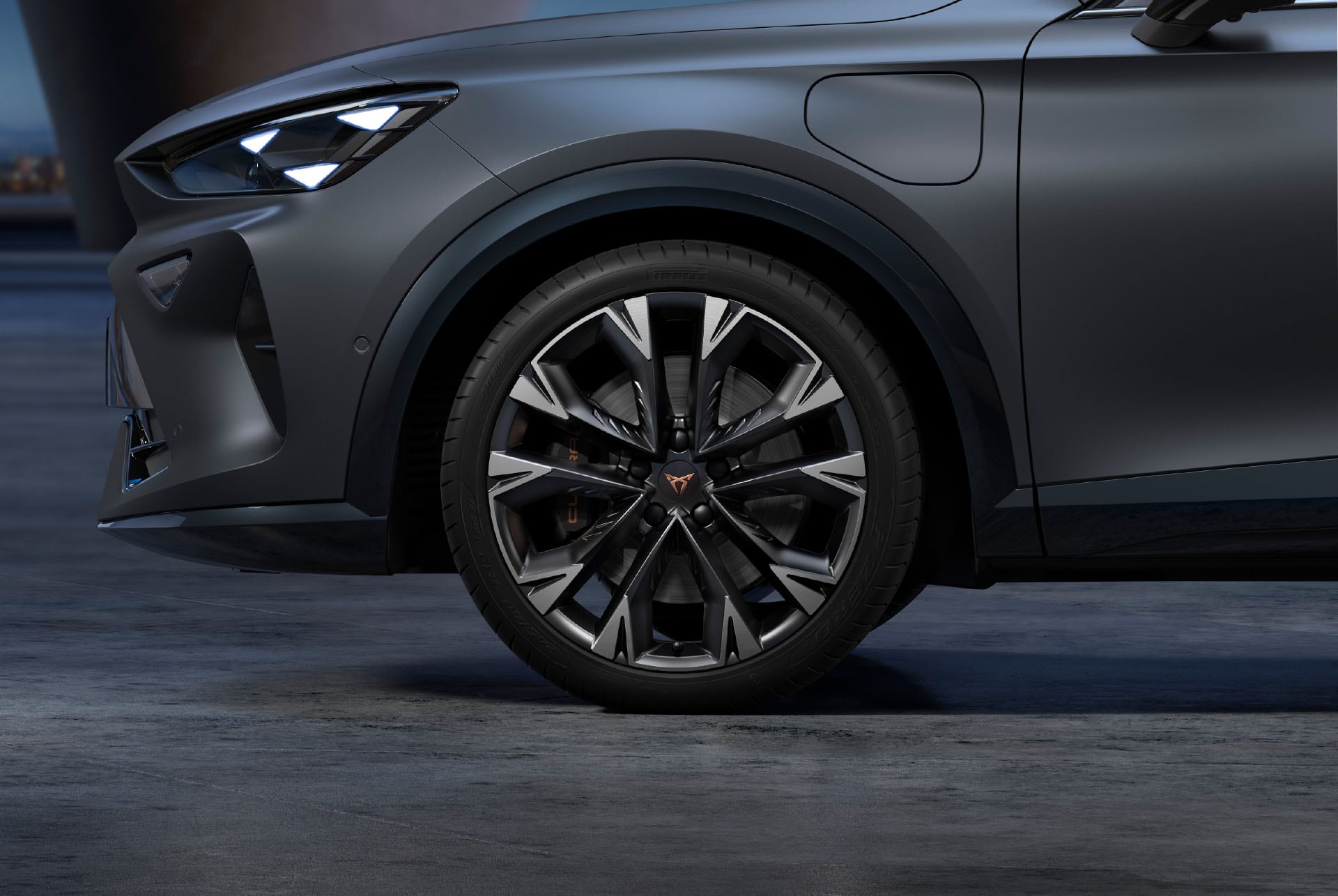 Jantes en alliage en Argent Arctique et Noir et pneus du nouveau CUPRA Formentor 2024, avec logo au centre et éclairage LED.