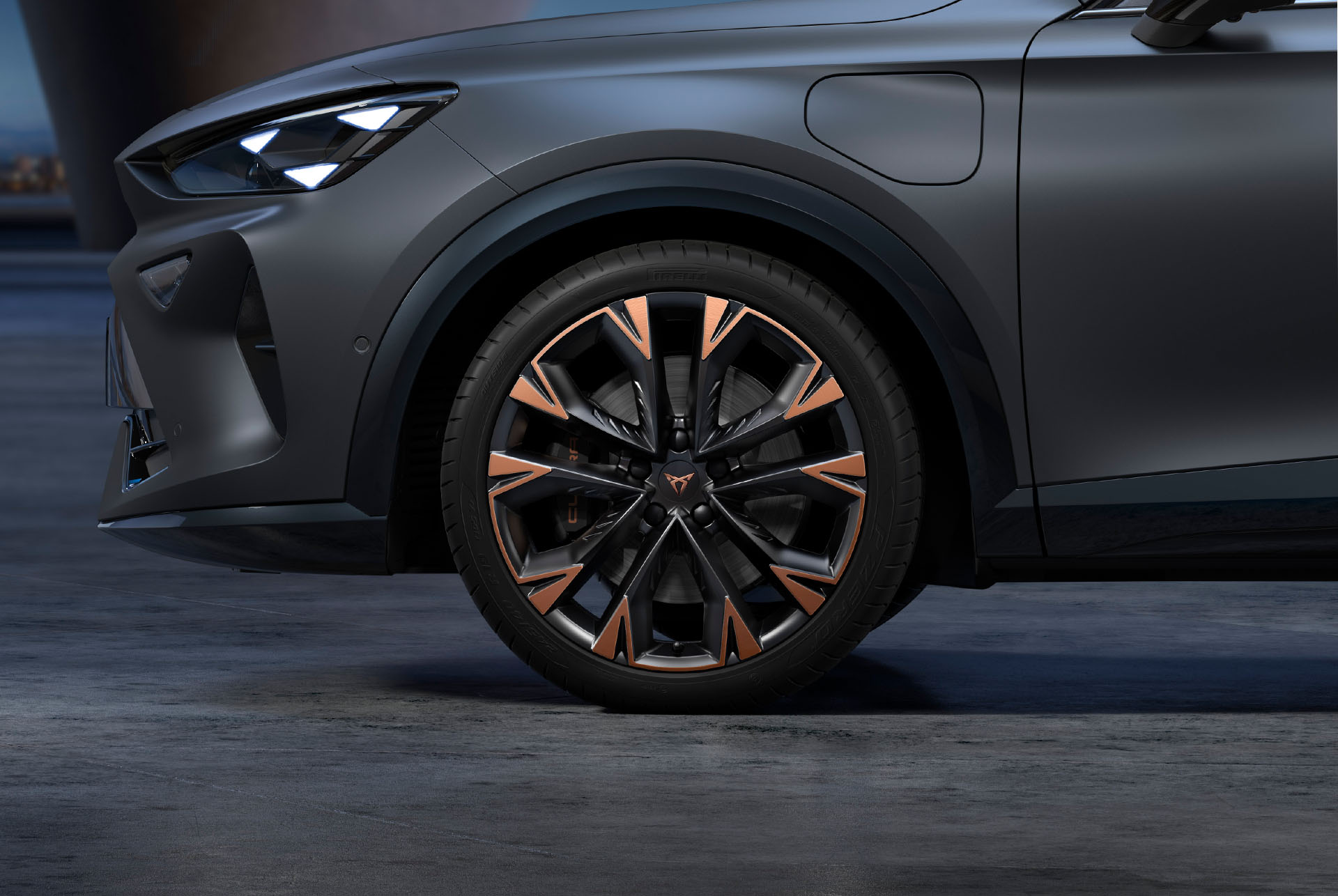 Jantes en alliage en Cuivre Arctique et Noir et pneus du nouveau CUPRA Formentor 2024, avec logo au centre et éclairage LED.