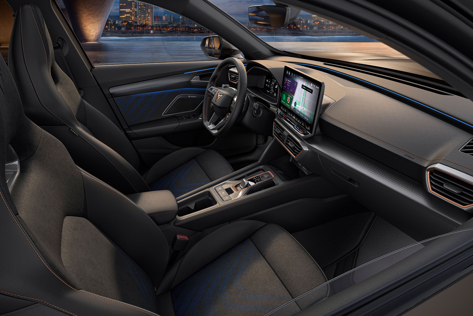 Nouveau CUPRA Formentor 2024 avec un design intérieur dynamique, des sièges noirs et bleus avec des surpiqûres géométriques, un tableau de bord avancé avec un écran tactile multimédia et un éclairage d’ambiance, avec en toile de fond la ligne d’horizon d’une ville de nuit.