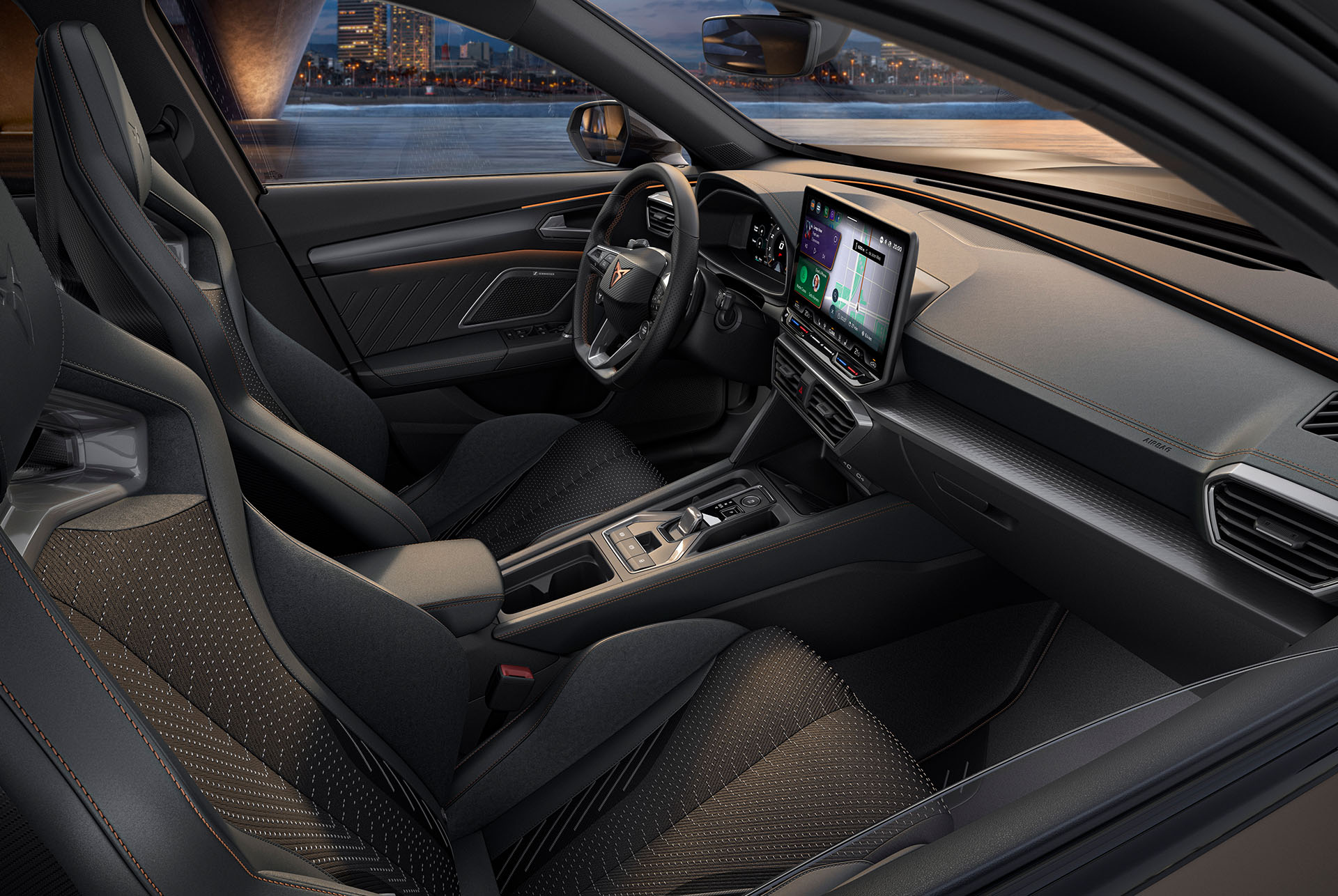 Vue intérieure du nouveau CUPRA Formentor 2024 avec des sièges sportifs, des surpiqûres raffinées, un volant multifonctionnel, de grands écrans d’infotainment et un tableau de bord au design épuré. Vue surplombante d’un paysage urbain au crépuscule à travers le pare-brise.