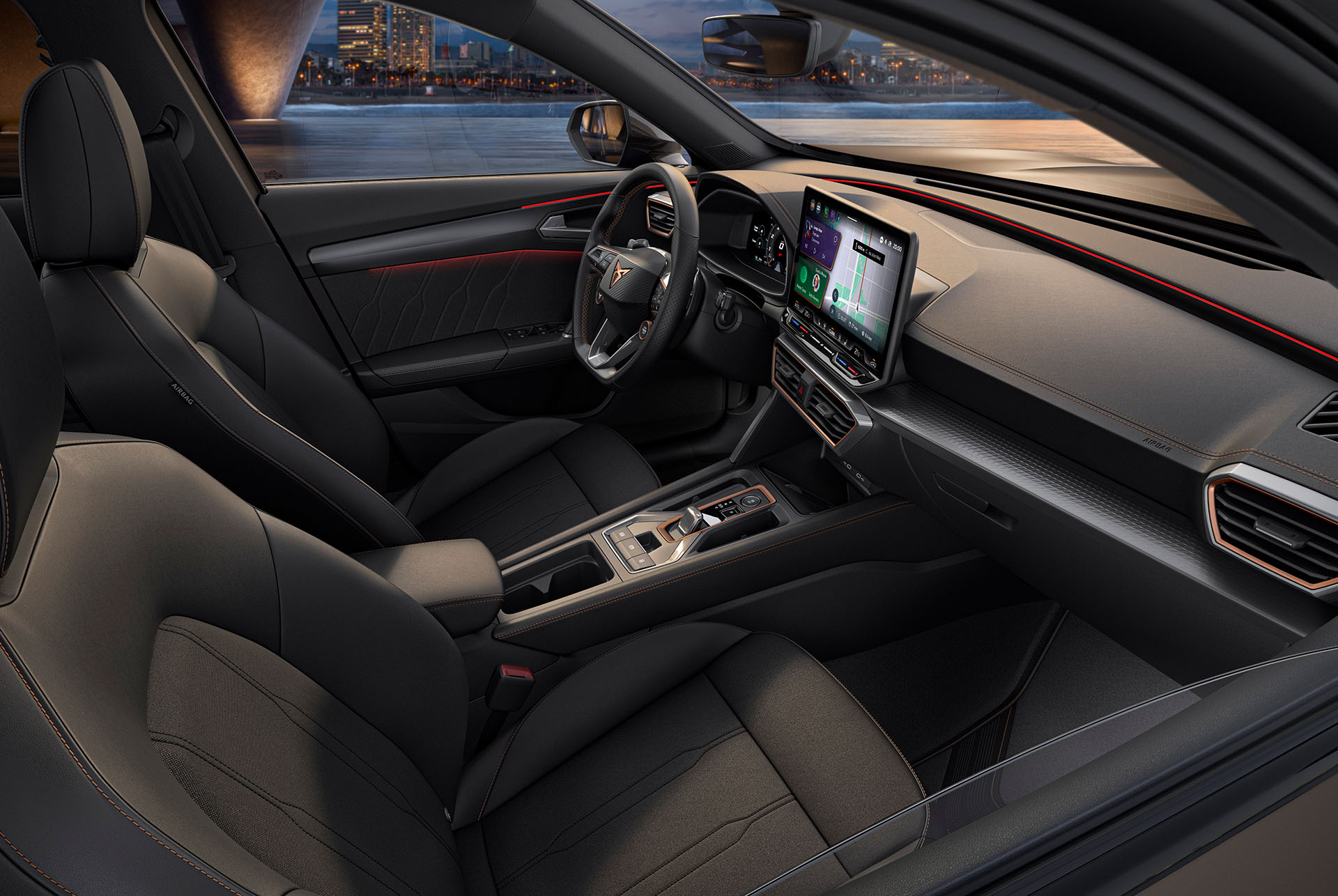Le nouveau CUPRA Formentor 2024 avec un design intérieur soigné, des sièges noirs, un tableau de bord moderne et un écran d’infotainment.