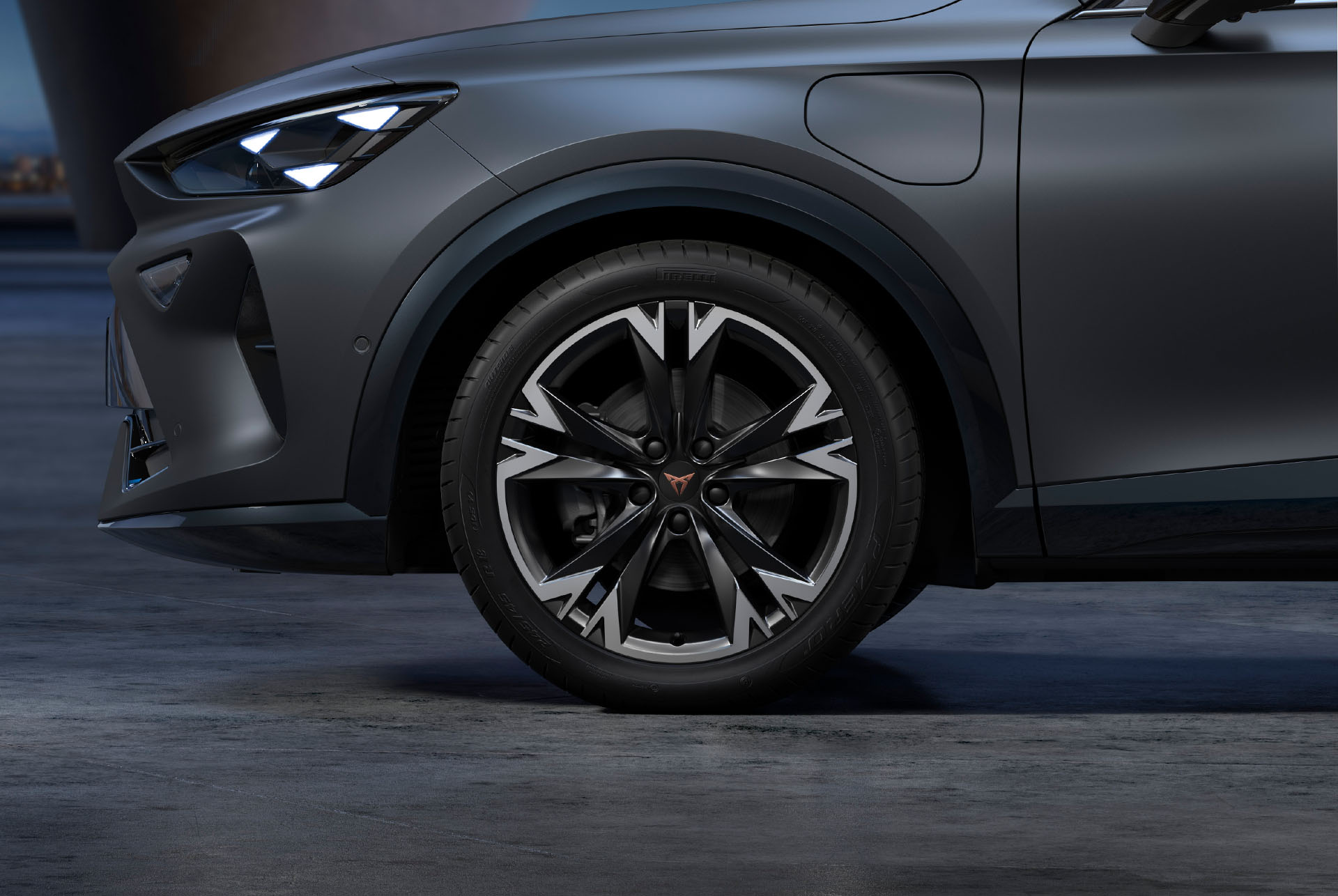 Jantes en alliage en Noir Sonora et Argent et pneus du nouveau CUPRA Formentor 2024, avec logo au centre et éclairage LED.