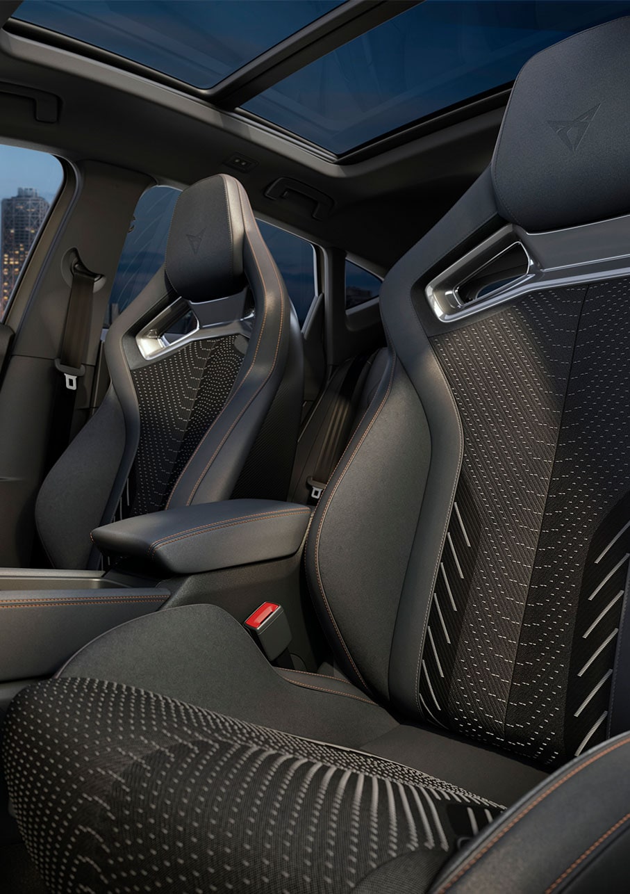 Design intérieur Extreme, cockpit et espace conducteur, freins performants, sièges-baquets CUP et moulures intérieures en chrome foncé du nouveau CUPRA Formentor 2024. Comprend les améliorations Conduite intelligente, Performance pure et Immersive by Sennheiser™.