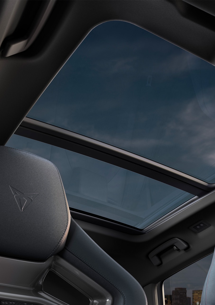 Mise à niveau de l’équipement technologique du nouveau CUPRA Formentor 2024 SKYLINE avec toit ouvrant panoramique et électrique.