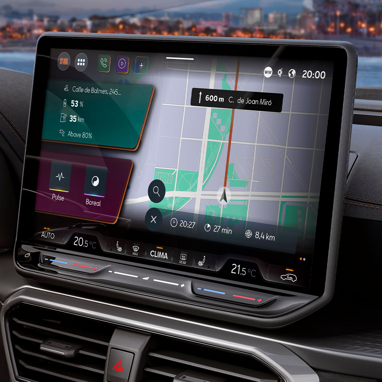 Vue du tableau de bord du nouveau CUPRA Formentor 2024, écran du système d’infotainment avec CUPRA CONNECT Plus, pour les stations de recharge EV et PHEV, les alertes de trafic en direct, les stations de recharge et la recherche de parkings.